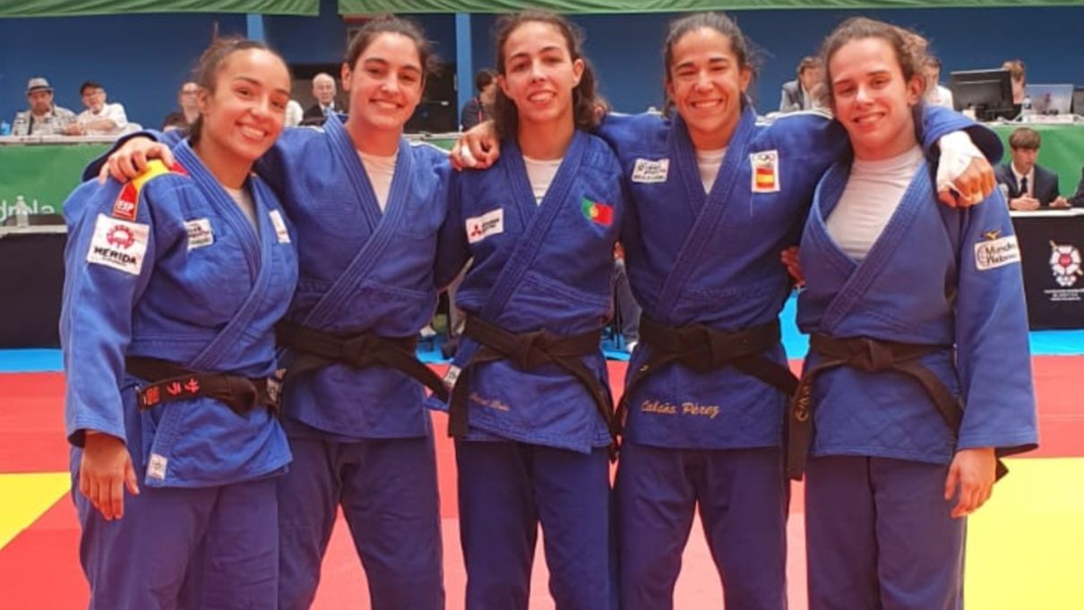 Equipo femenino del J.C. Stabia tras lograr el subcampeonato nacional
