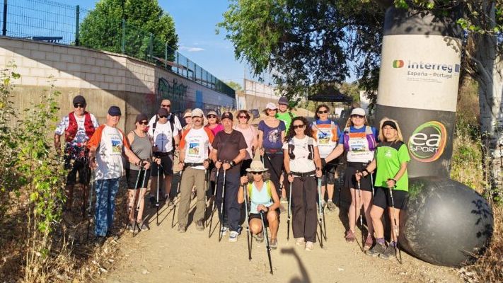 Participantes recorren el entorno natural de Torrejón el Rubio con bastones de marcha nórdica