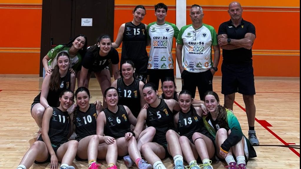 Jugadoras de la UEx durante un partido del CEU de baloncesto