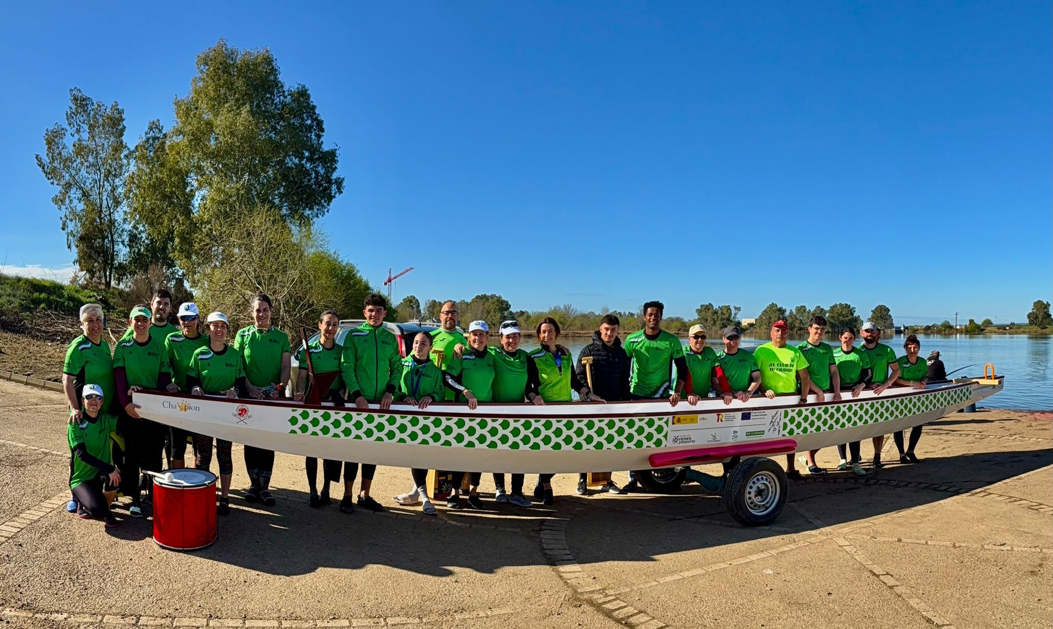 Integrantes del Club Piragüismo Badajoz entrenan en barco dragón