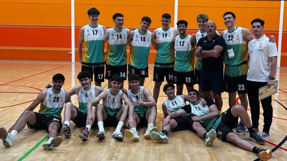 Equipo masculino de la UEx celebrando la victoria ante Valladolid