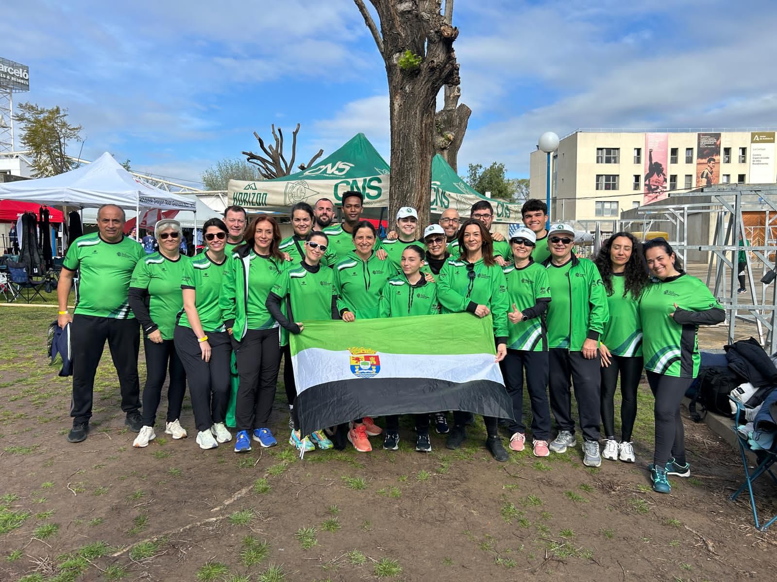 Integrantes del Club Piragüismo Badajoz entrenan en barco dragón