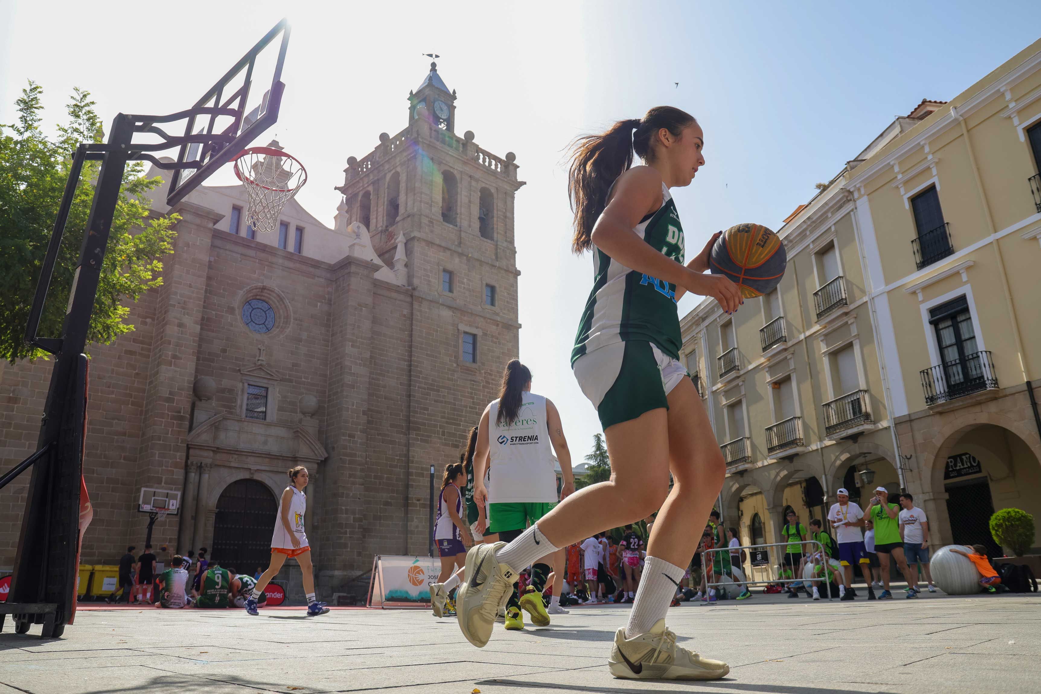 Jugadores participando en el 3x3 Street Basket de la Fundación Calderón
