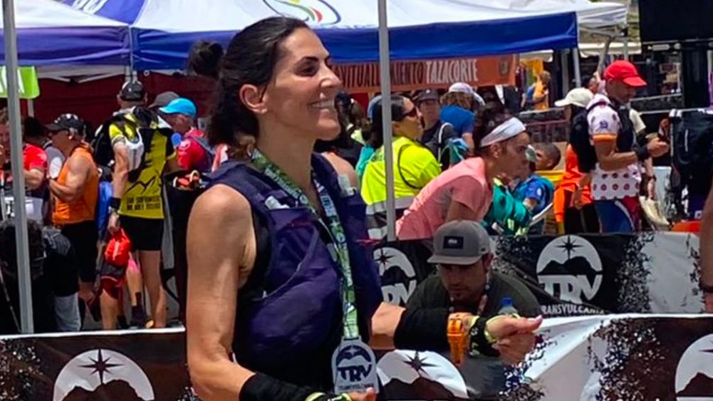 Nieves Mateos durante una carrera de trail por montaña