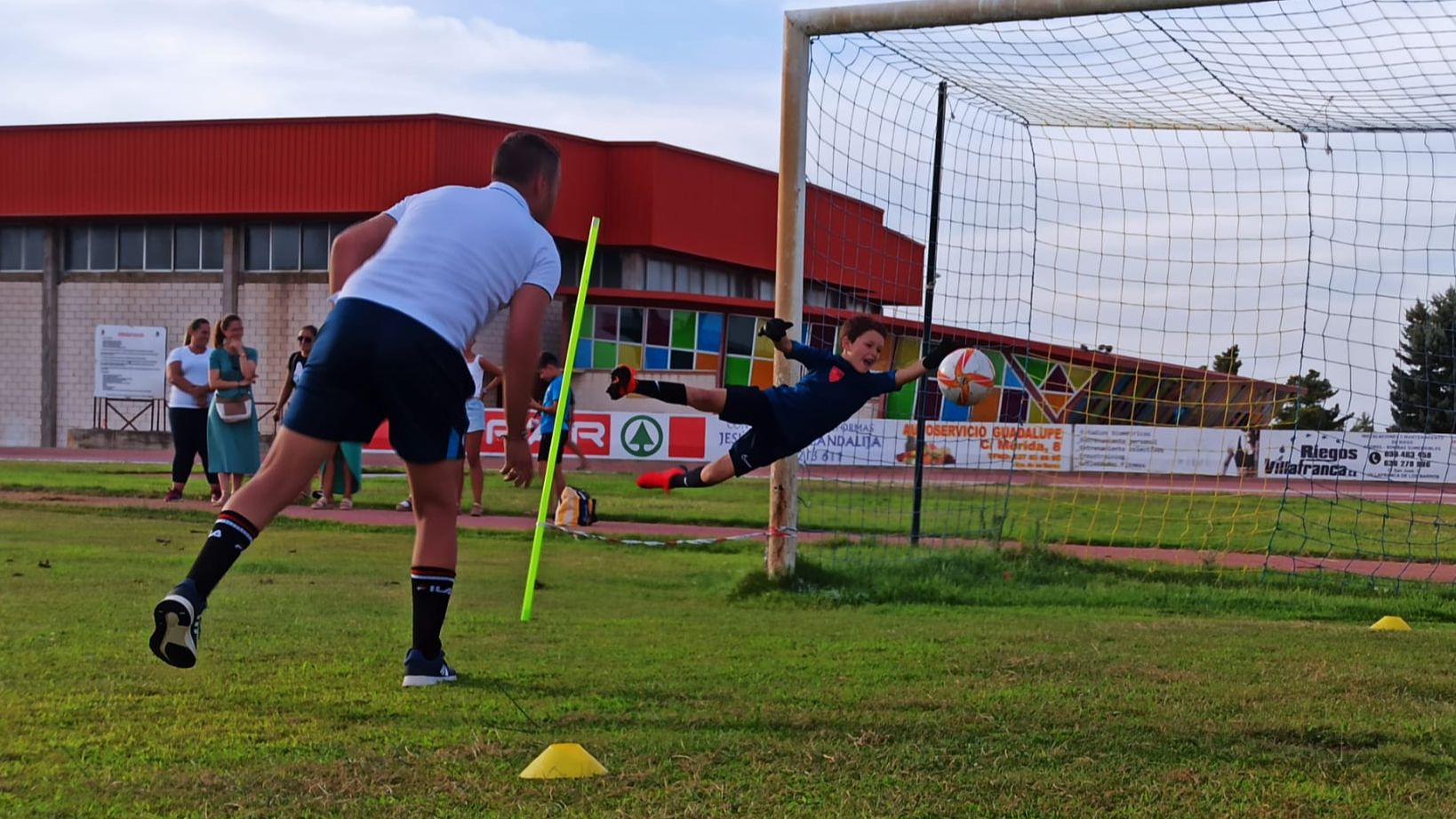 Juanma Ortiz corrige a varios porteros durante una sesión de tecnificación en Villafranca