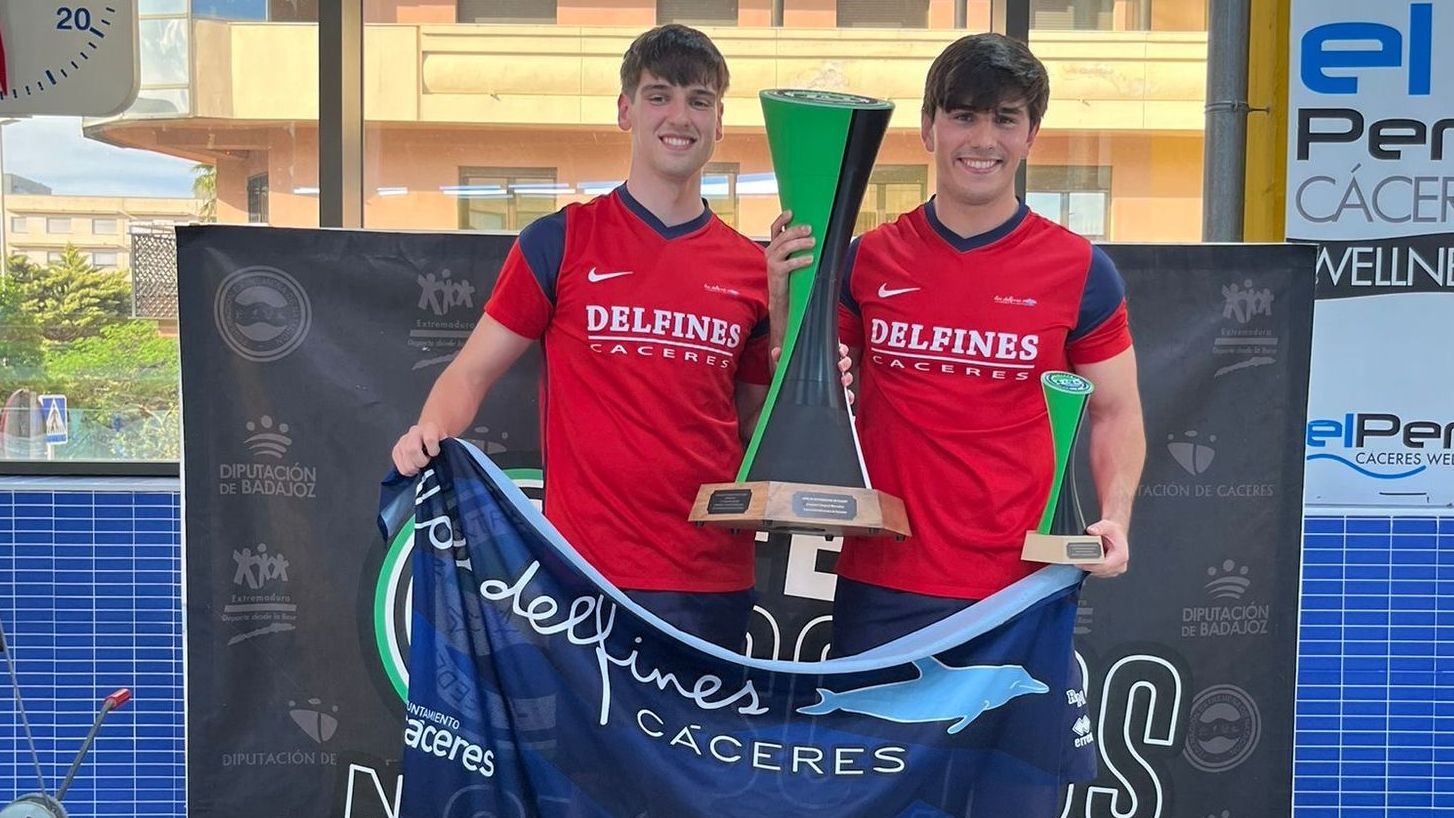 Nadadores de Cáceres Delfines celebrando el doblete masculino y femenino