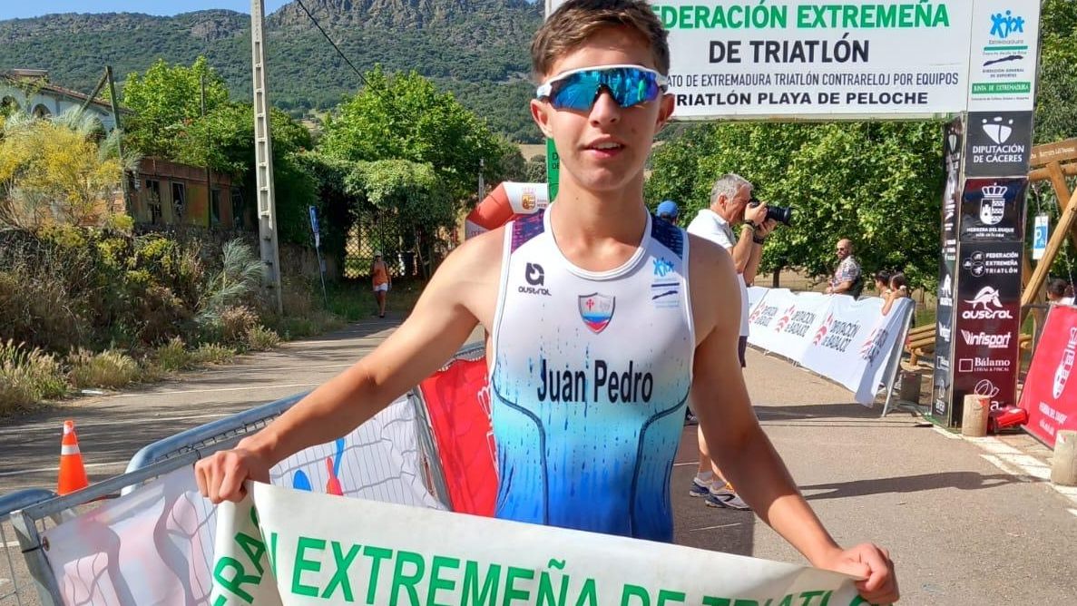 Deportistas del TriBarros VCA celebrando sus podios en el V Triatlón SuperSprint Playa de Peloche