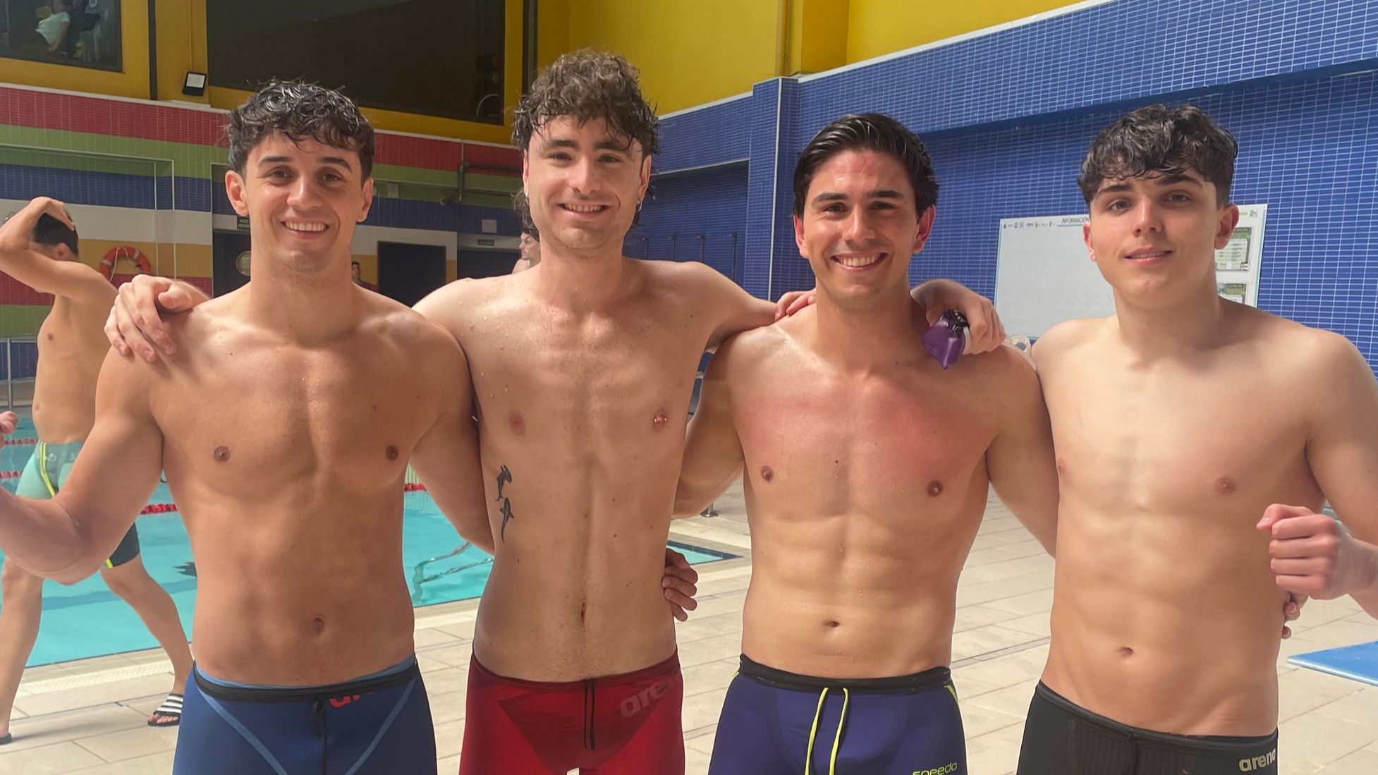 Nadadores de Cáceres Delfines celebrando el doblete masculino y femenino