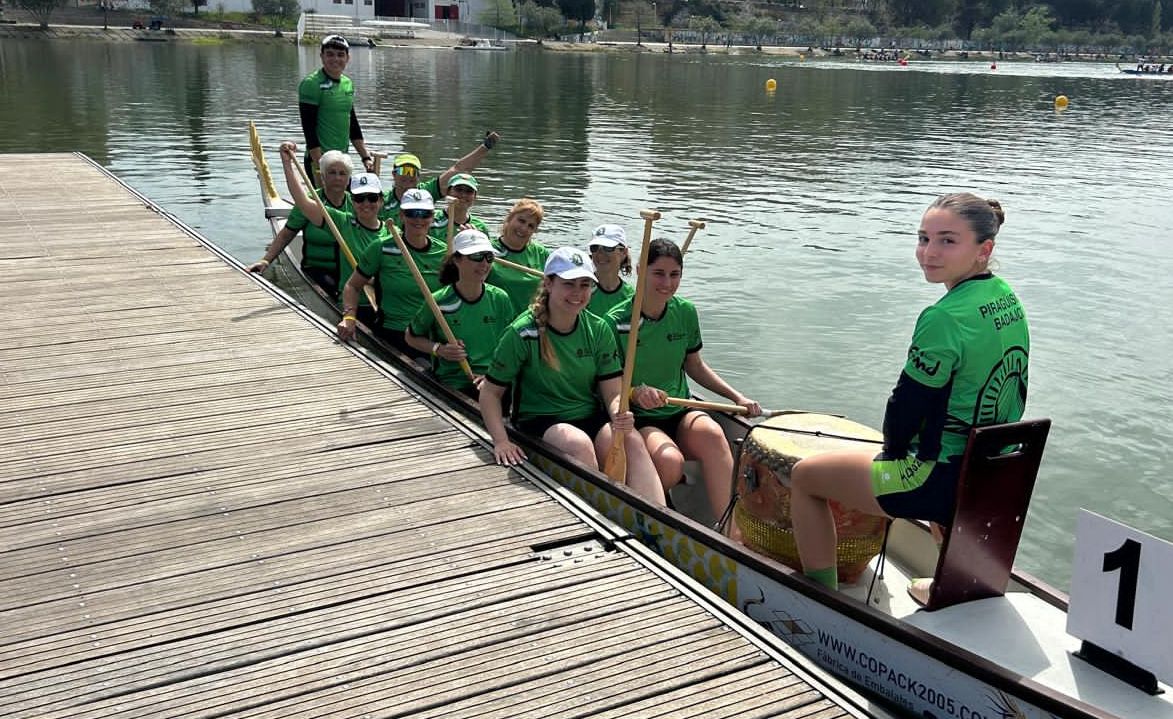 Palistas de barco dragón reman en Badajoz en una sesión de entrenamiento