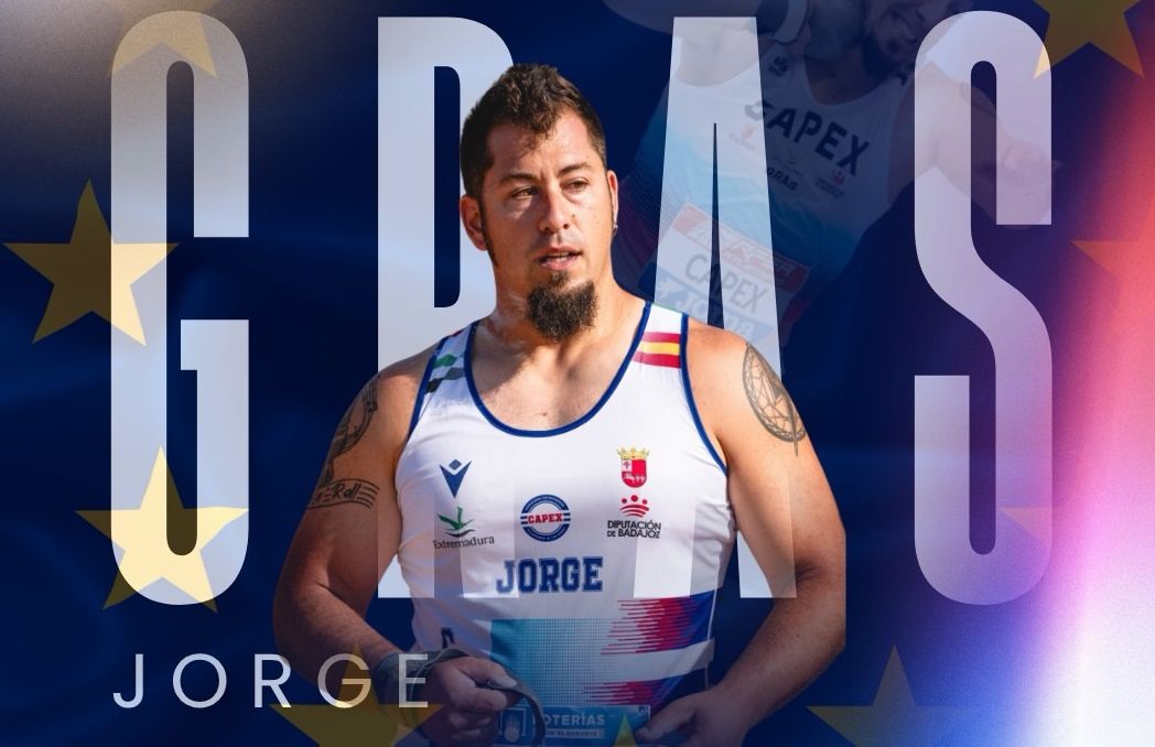Jorge Gras posa con su bronce europeo en lanzamiento de peso en Torun