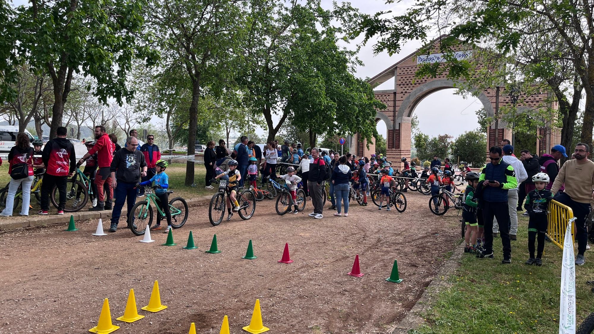Jóvenes ciclistas durante la prueba celebrada en Los Santos de Maimona