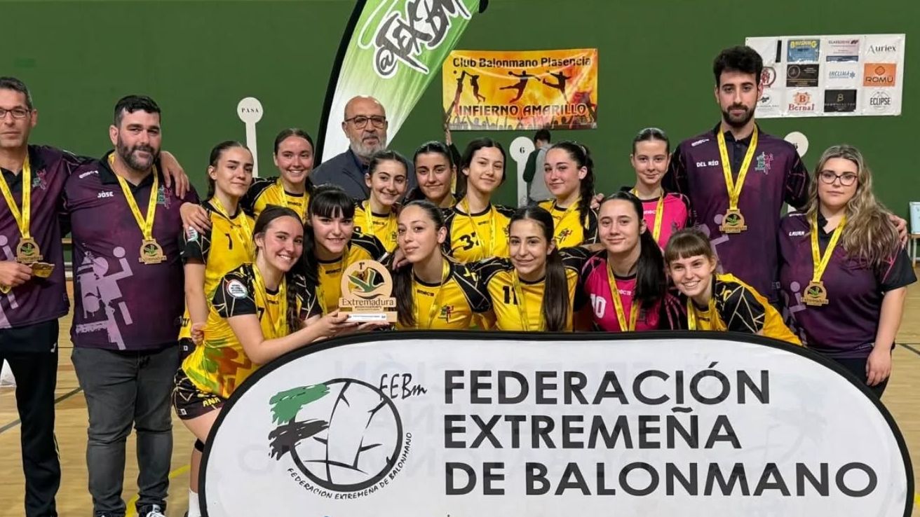 Jugadoras del Balonmano Plasencia celebran el título de campeonas de Extremadura juvenil femenina