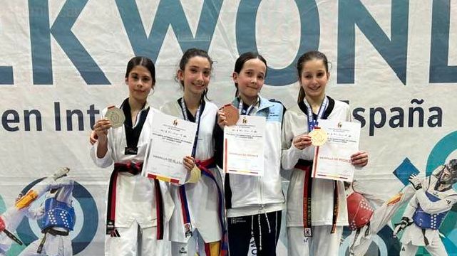 Natalia Triguero, del TKD Villafranca, con la medalla de plata en La Nucía