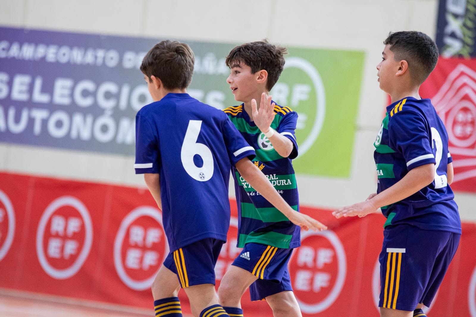 Jugadores de la selección extremeña masculina celebrando su primer puesto en el triangular