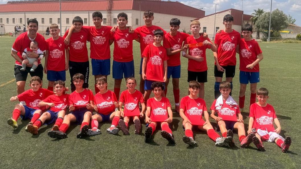 Plantilla infantil del CP Oliva Escuela de Fútbol campeona del Grupo 10