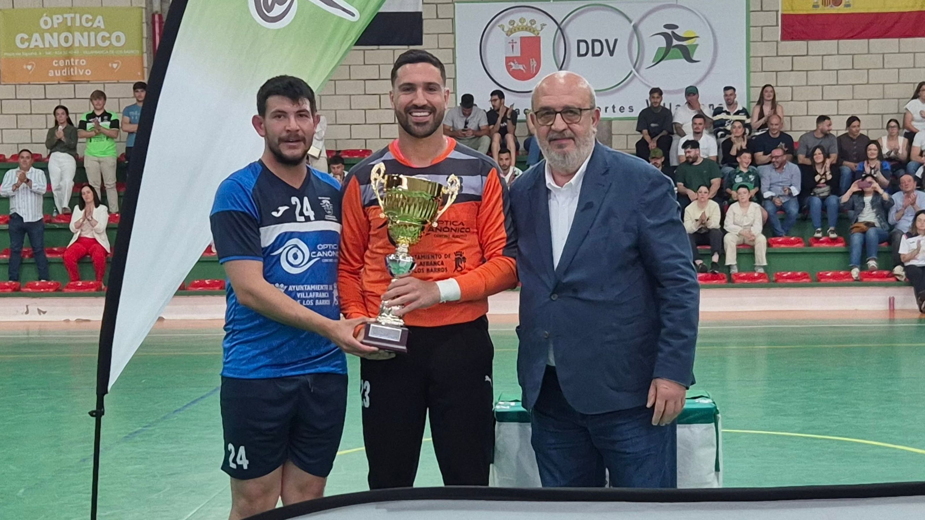 Partido entre BM Ciudad de Villafranca y Unión Balonmano Pacense en el Pabellón Extremadura