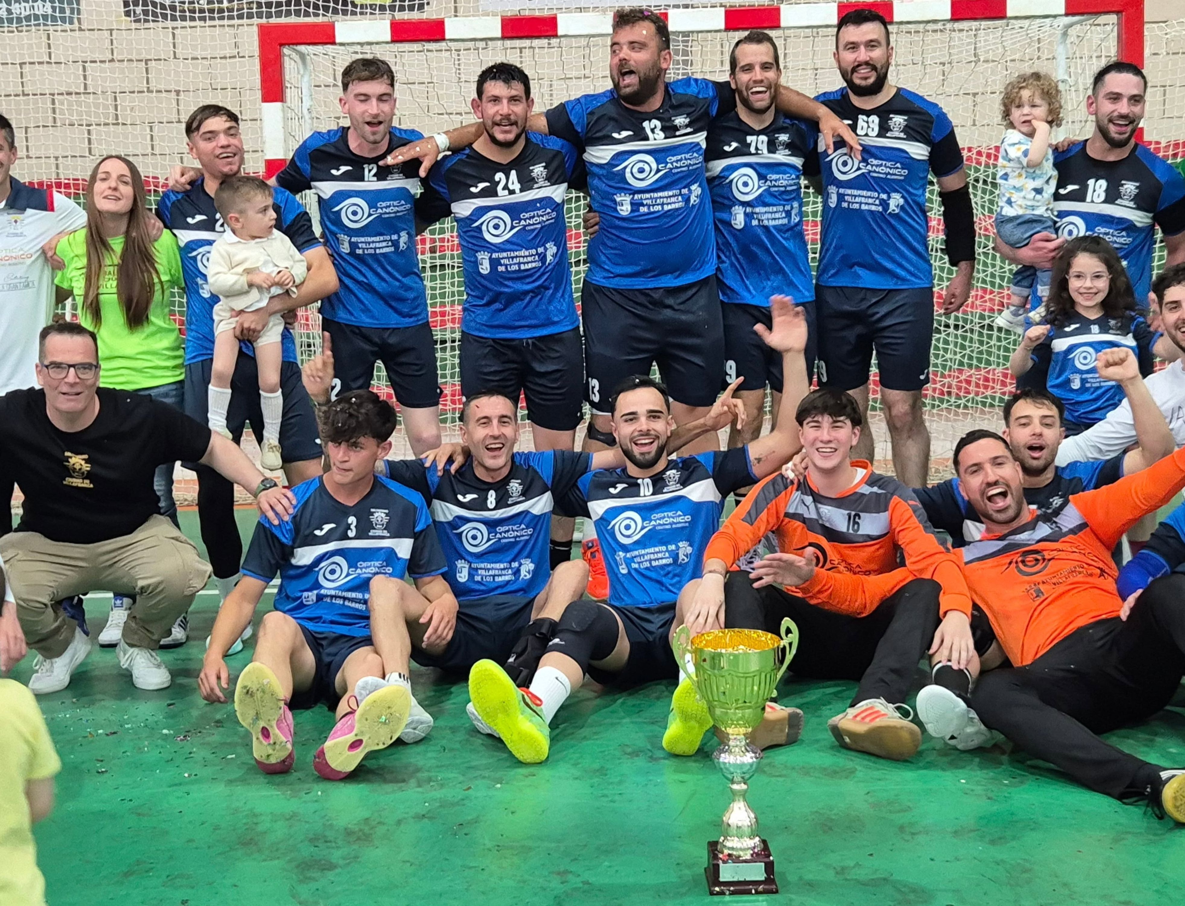 Jugadores del BM Ciudad de Villafranca celebrando el título de Segunda Nacional masculina