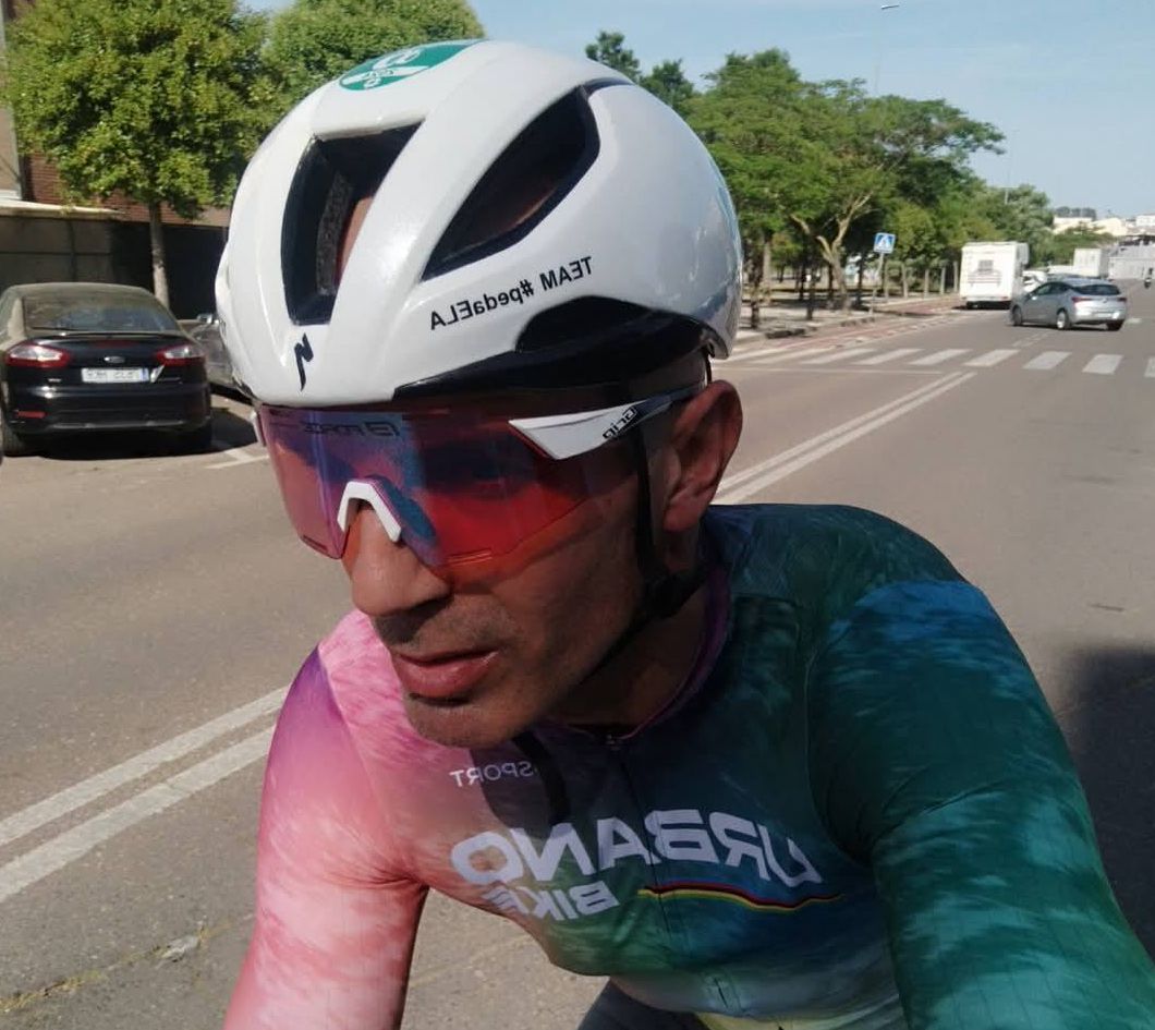 José Domínguez con los colores de ELA Pedaela Extremadura antes de la Viaextrema348
