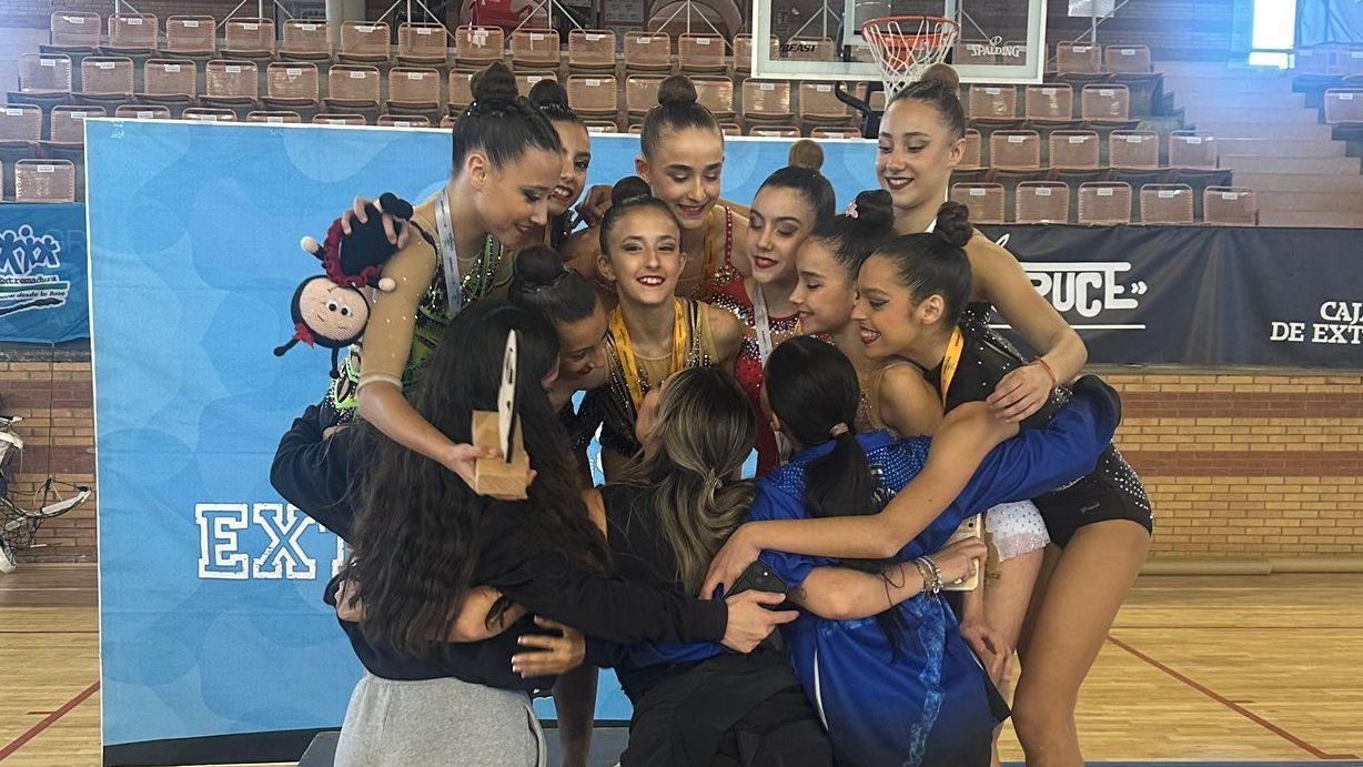 Gimnastas del Club Nashira tras clasificarse al Campeonato de España
