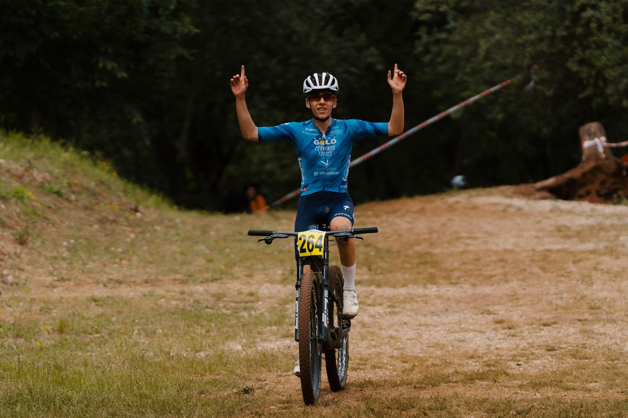 Corredores del Kazajoz durante una prueba UCI de XCO