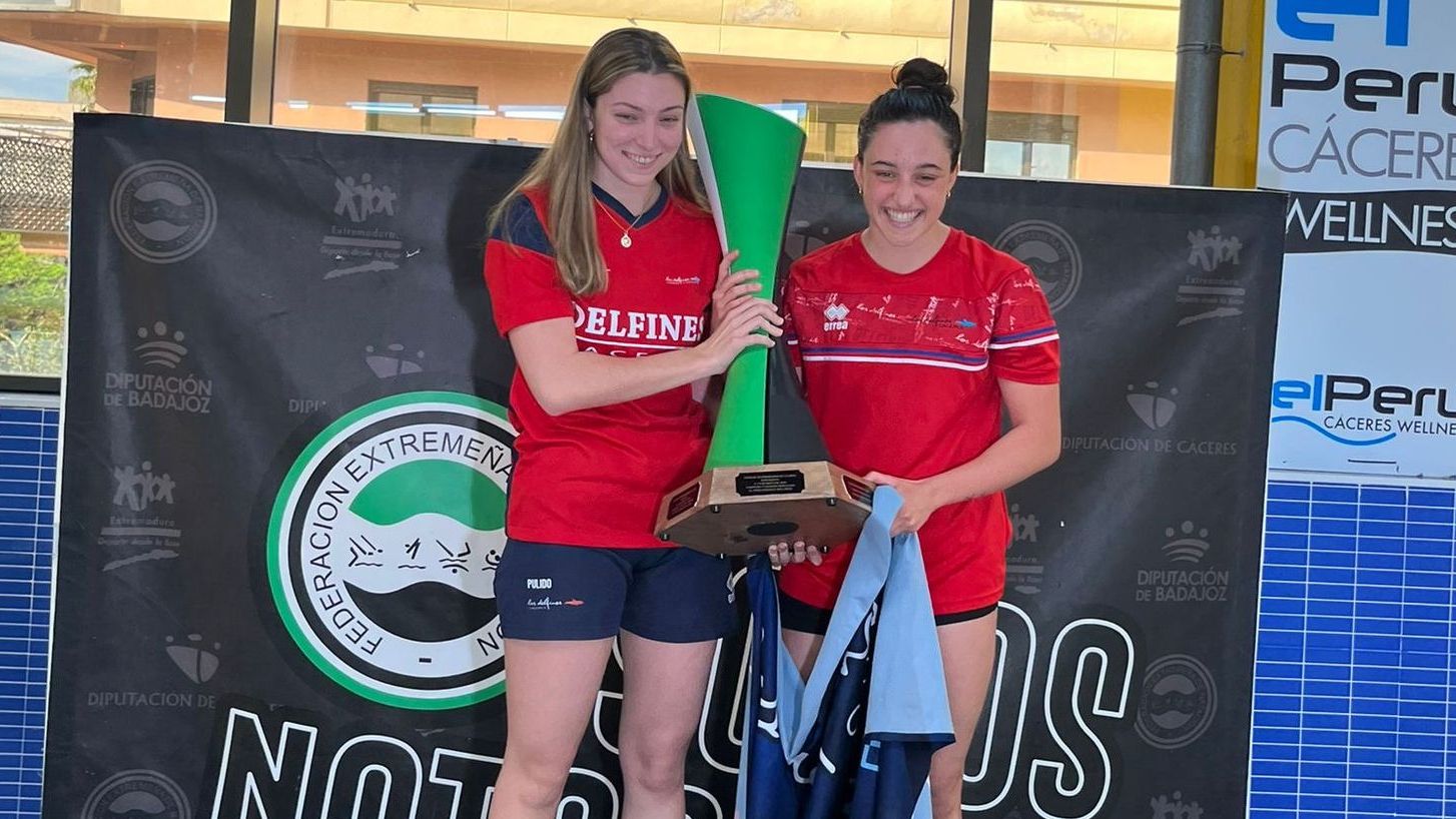 Nadadores de Cáceres Delfines celebrando el doblete masculino y femenino