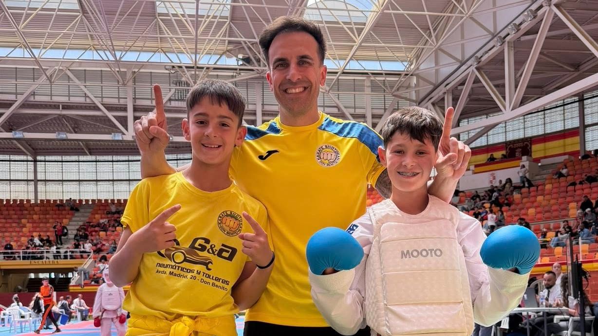 Martín García y Gonzalo Gilgado, del Shotokan Don Benito, celebrando sus oros en Illescas