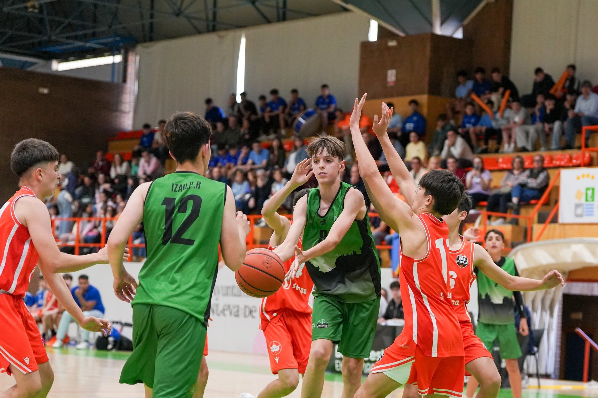 Acción de juego durante la final infantil masculina entre Sagrado Cáceres y Corazonista