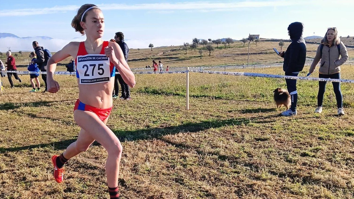 Lucía Candelario Barroso en una competición de atletismo Sub-14