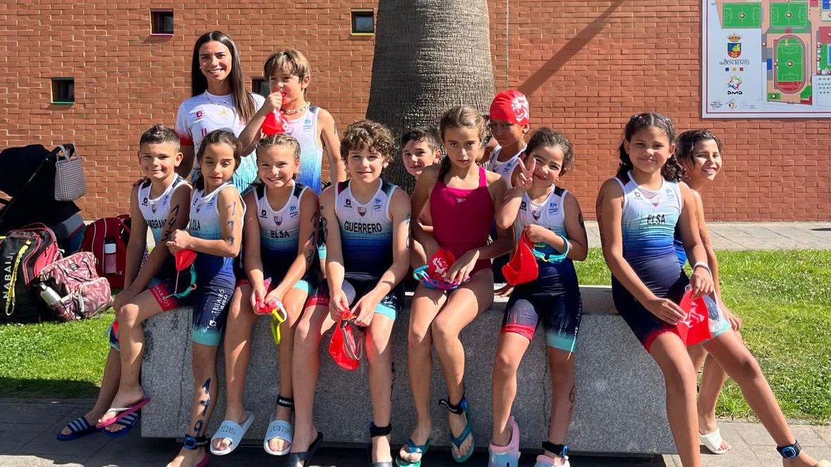 Deportistas del Tribarros Villafranca durante la Liga Judex Menores de triatlón