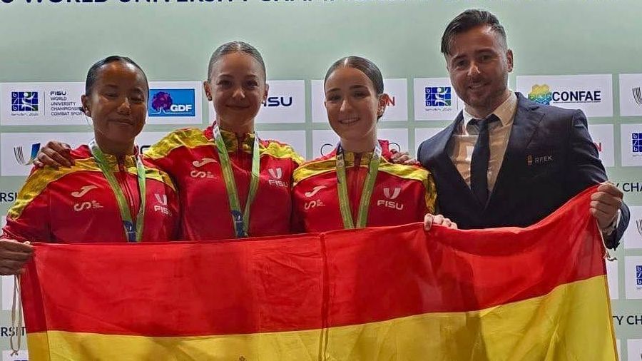 Equipo español femenino de kata tras conquistar el oro mundial universitario