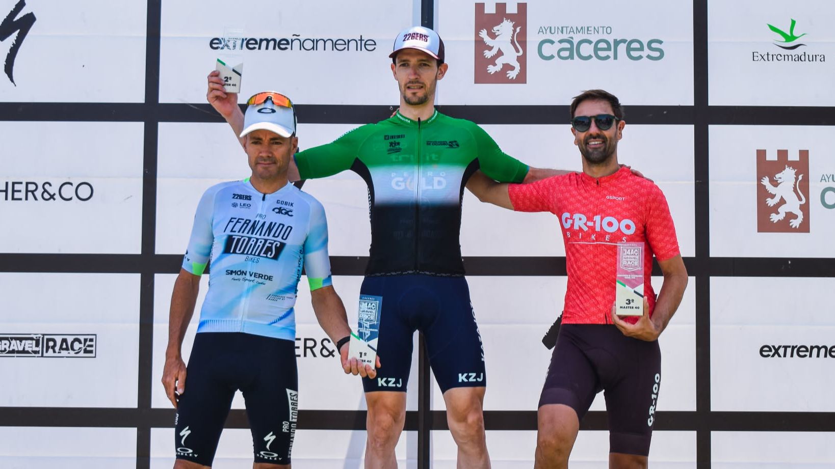 Participantes de la 34 AC Gravel Race durante el recorrido por Cáceres