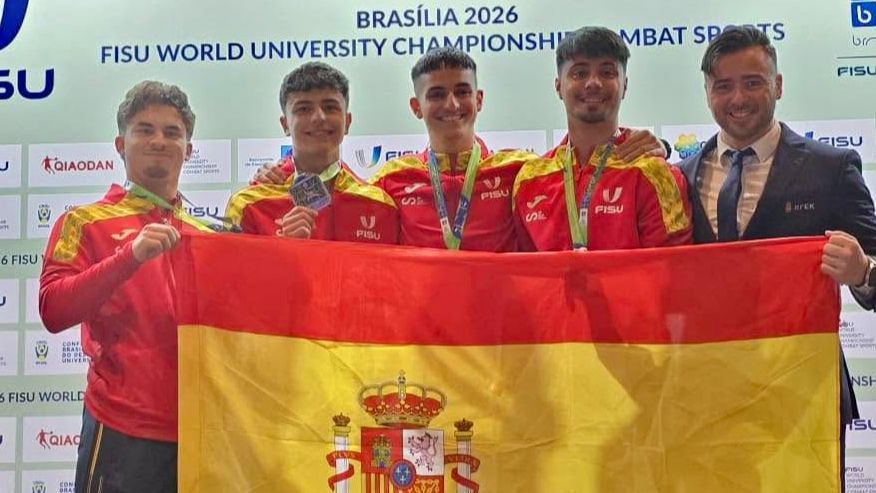 Equipo español masculino de kata tras conquistar el oro mundial universitario