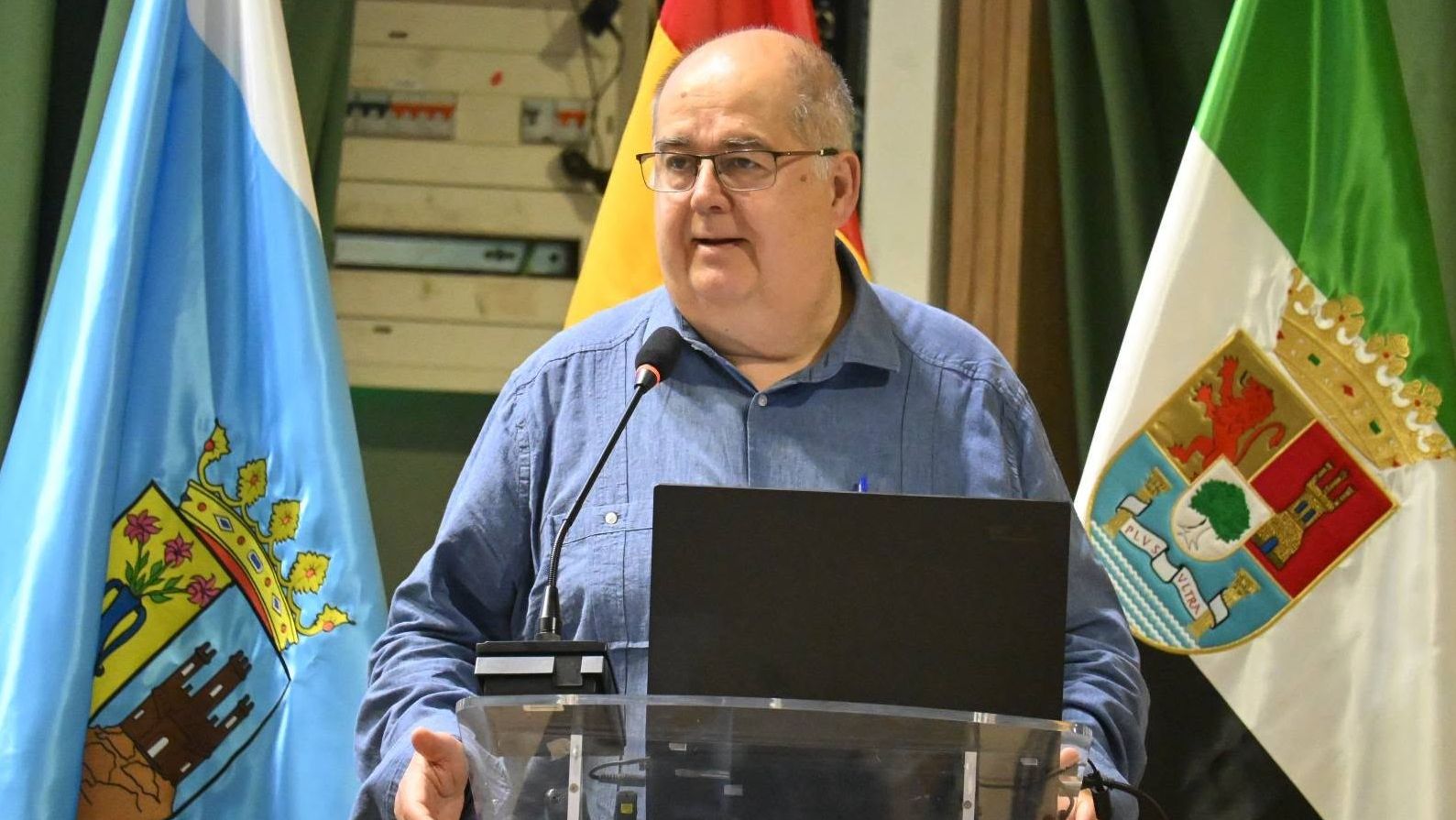 Juan Carlos Fernández, alcalde de Zafra, durante la entrevista sobre la Capital Extremeña del Ajedrez