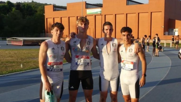 Atletas del Maven - Club Atletismo Badajoz celebran la permanencia en Primera División