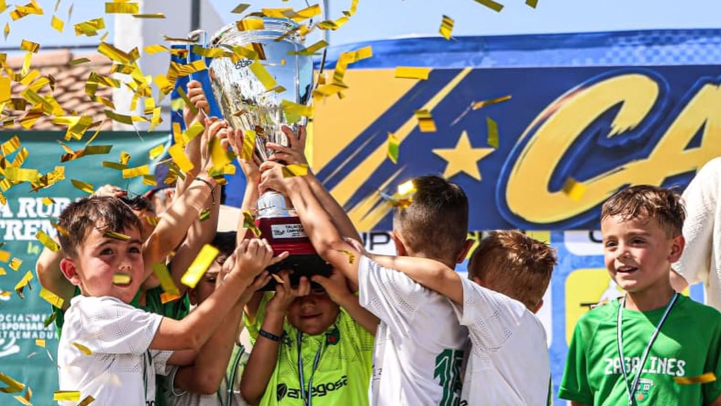 La Cruz Villanovense levanta el título zagalín de la TalaCup