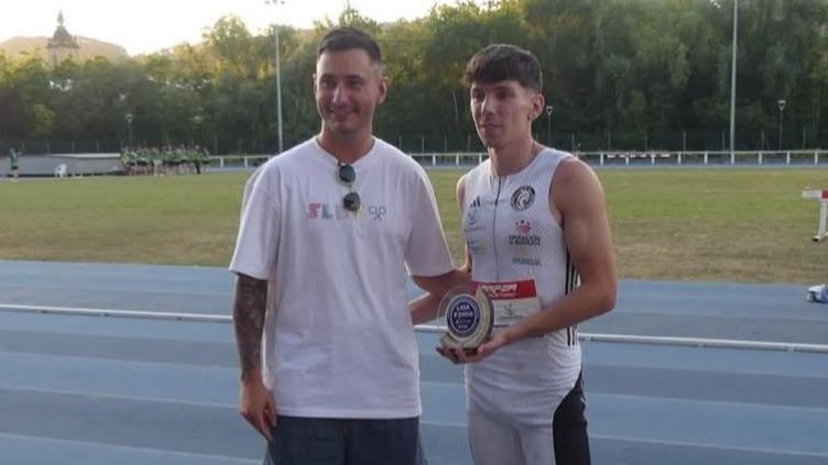 Atletas del Maven - Club Atletismo Badajoz celebran la permanencia en Primera División