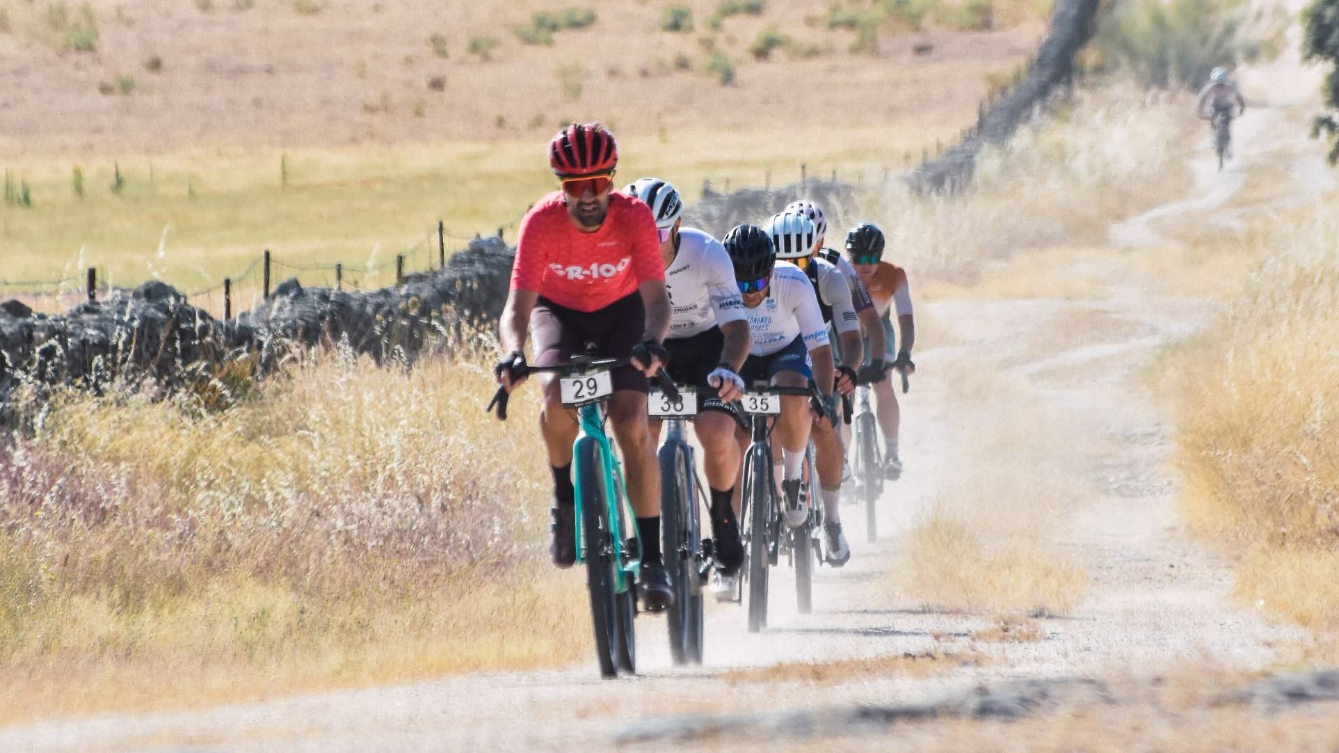 Participantes de la 34 AC Gravel Race durante el recorrido por Cáceres