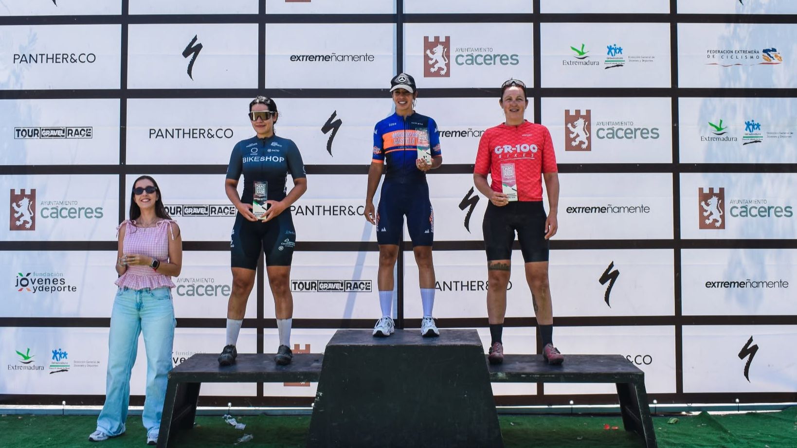 Participantes de la 34 AC Gravel Race durante el recorrido por Cáceres