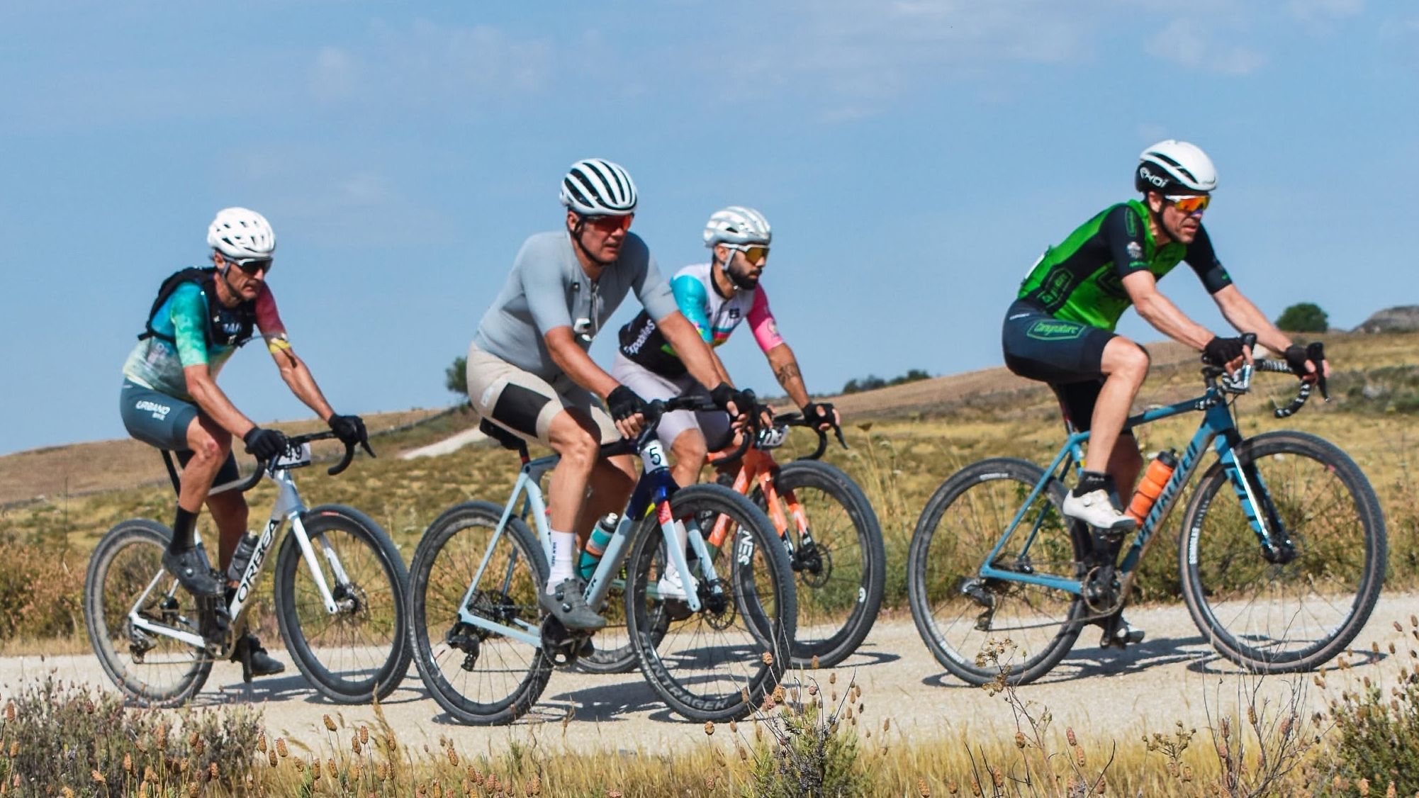 Participantes de la 34 AC Gravel Race durante el recorrido por Cáceres