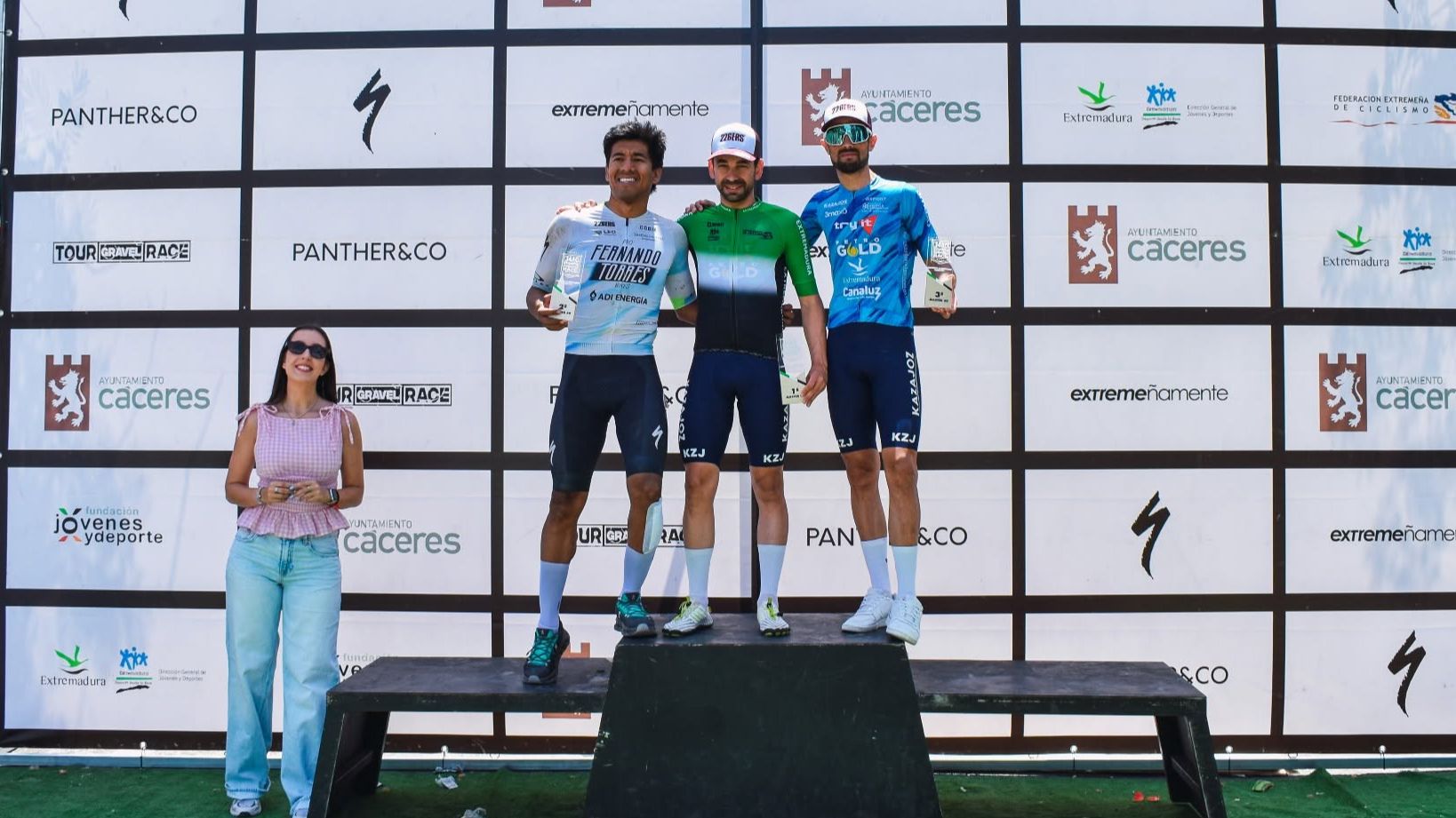 Participantes de la 34 AC Gravel Race durante el recorrido por Cáceres
