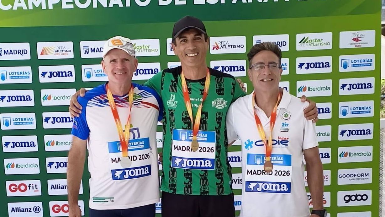 Jesús González Rico celebra el bronce nacional máster en salto de altura