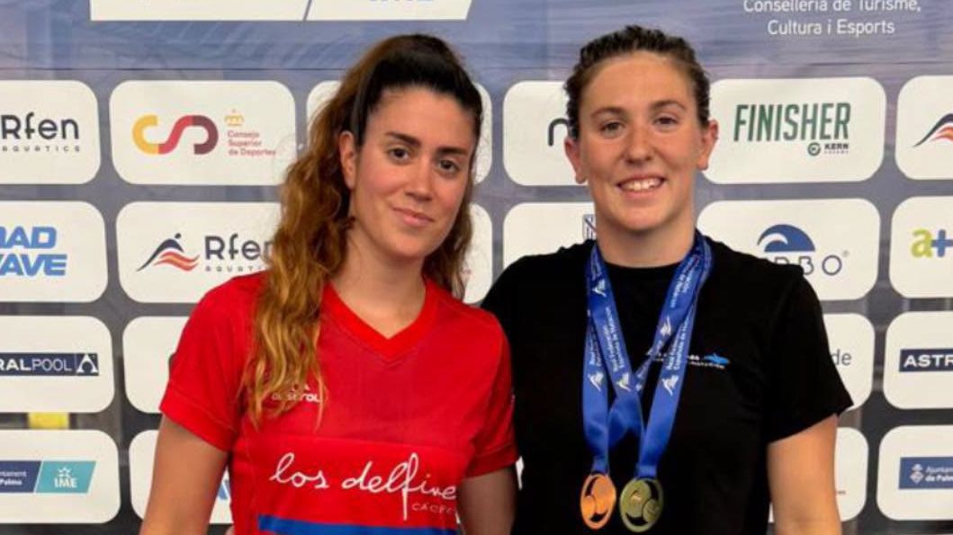 Elena Liarte posa con las medallas logradas en Palma de Mallorca