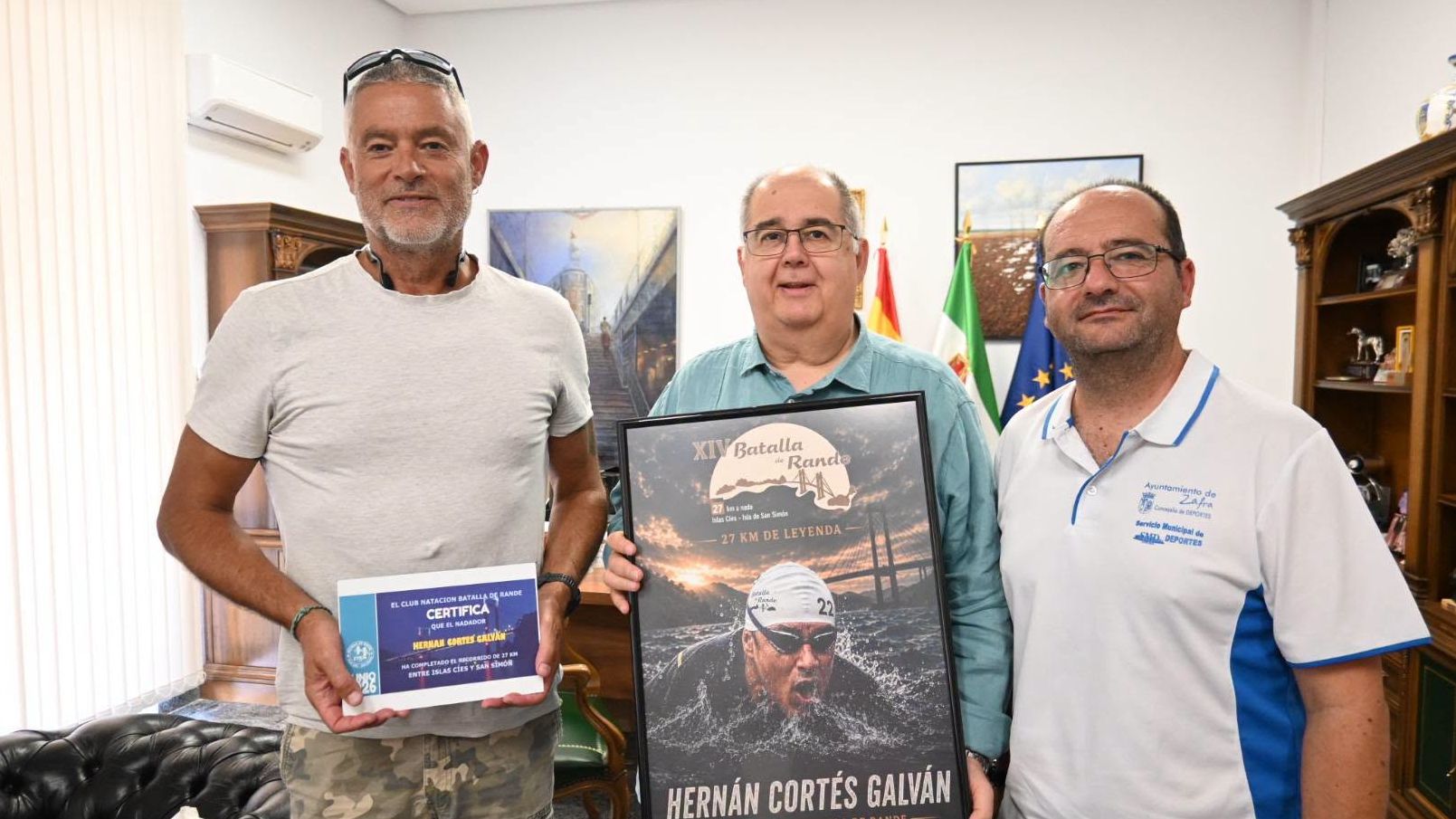 El Ayuntamiento destacó la constancia del nadador zafrense, único participante que ha alcanzado la meta en diez ediciones seguidas de la exigente travesía gallega.
