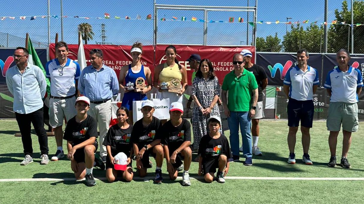 Valentina Ryser celebra el título individual del Torneo Internacional Ciudad de Don Benito