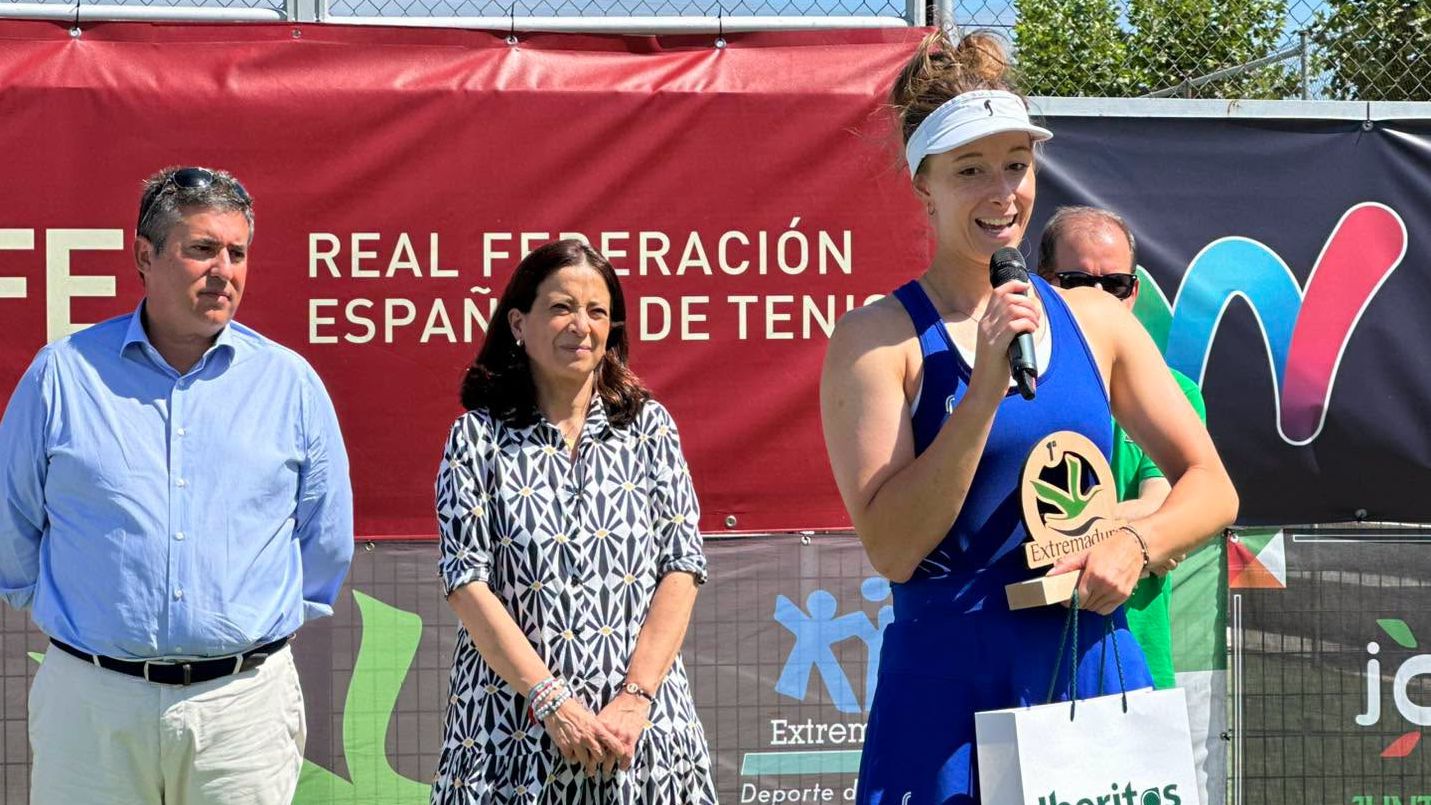 Valentina Ryser celebra el título individual del Torneo Internacional Ciudad de Don Benito