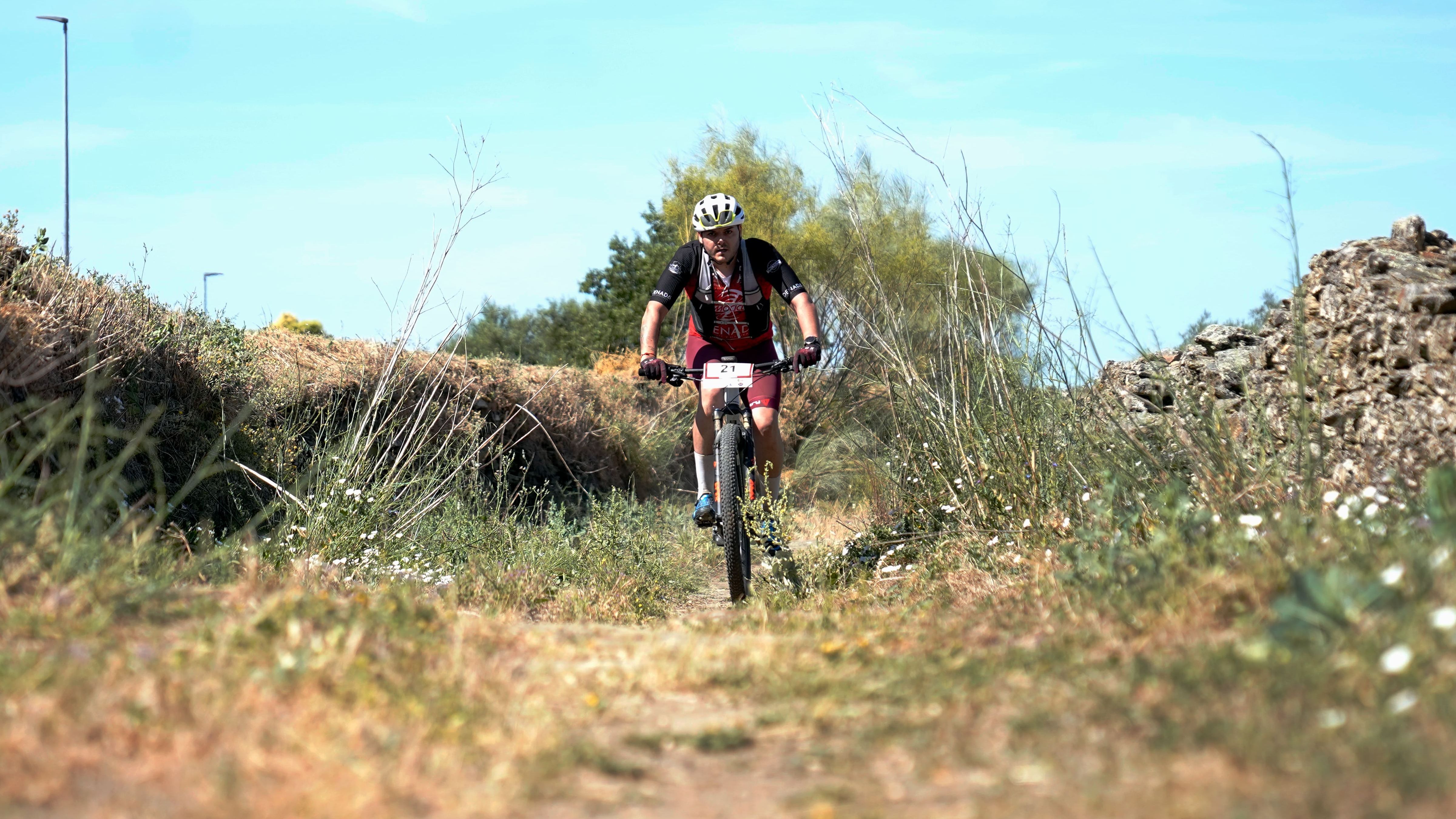 Participantes en la XII BTT Callejas de Torrejoncillo durante la ruta cicloturista