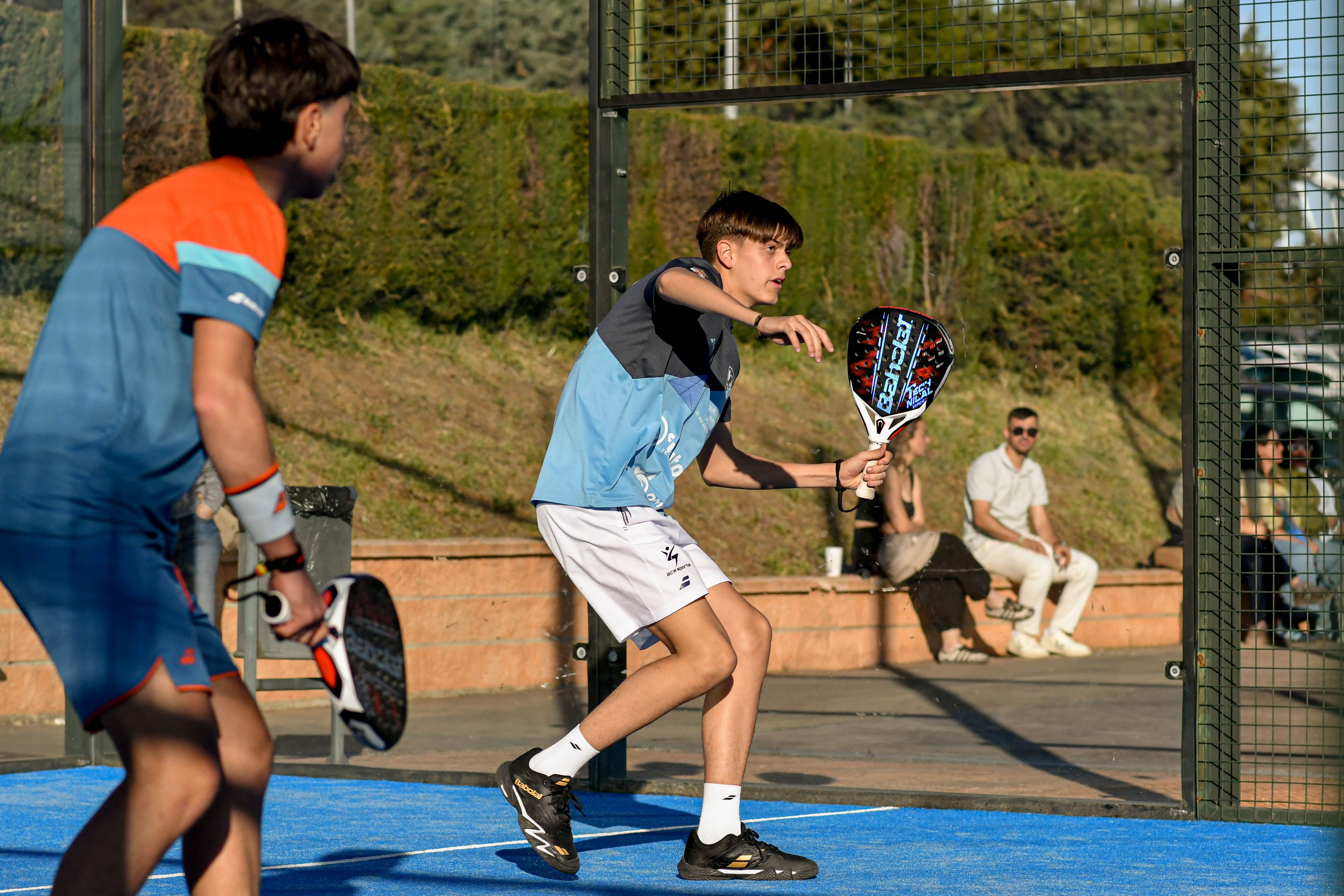Jugadores compiten en el Club de Tenis Cabezarrubia durante el torneo de pádel