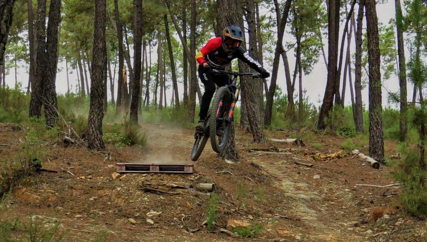 Álvaro Muñoz con su bicicleta en un circuito de enduro