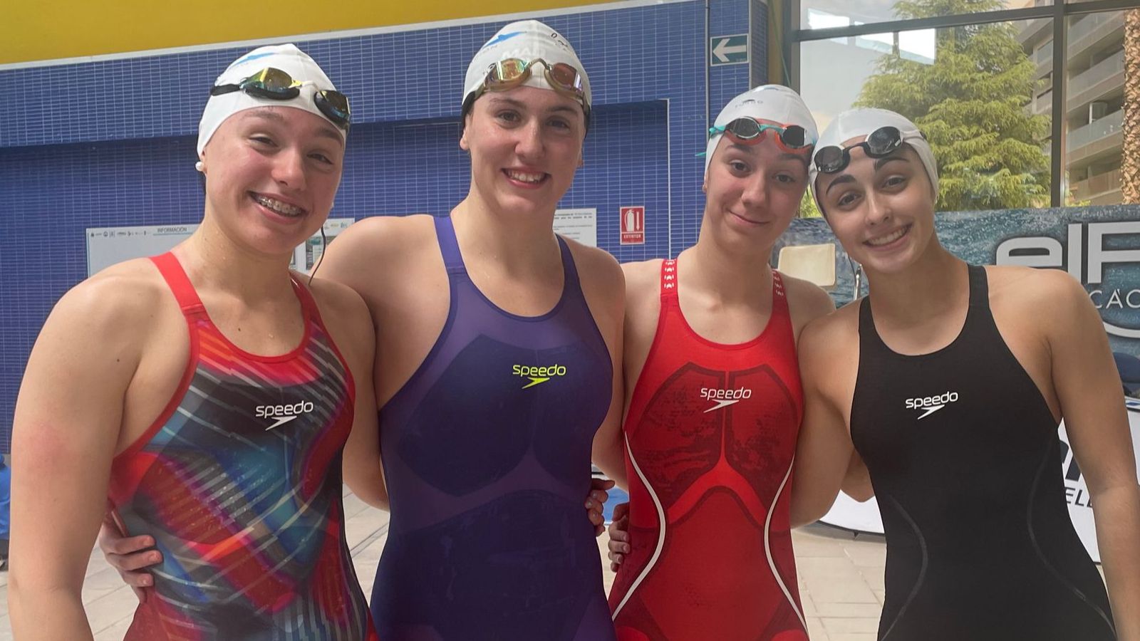 Nadadores de Cáceres Delfines celebrando el doblete masculino y femenino