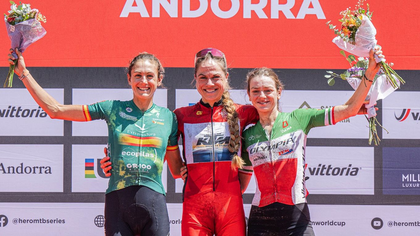 Natalia Fischer en el podio de la Hero UCI Marathon World Cup